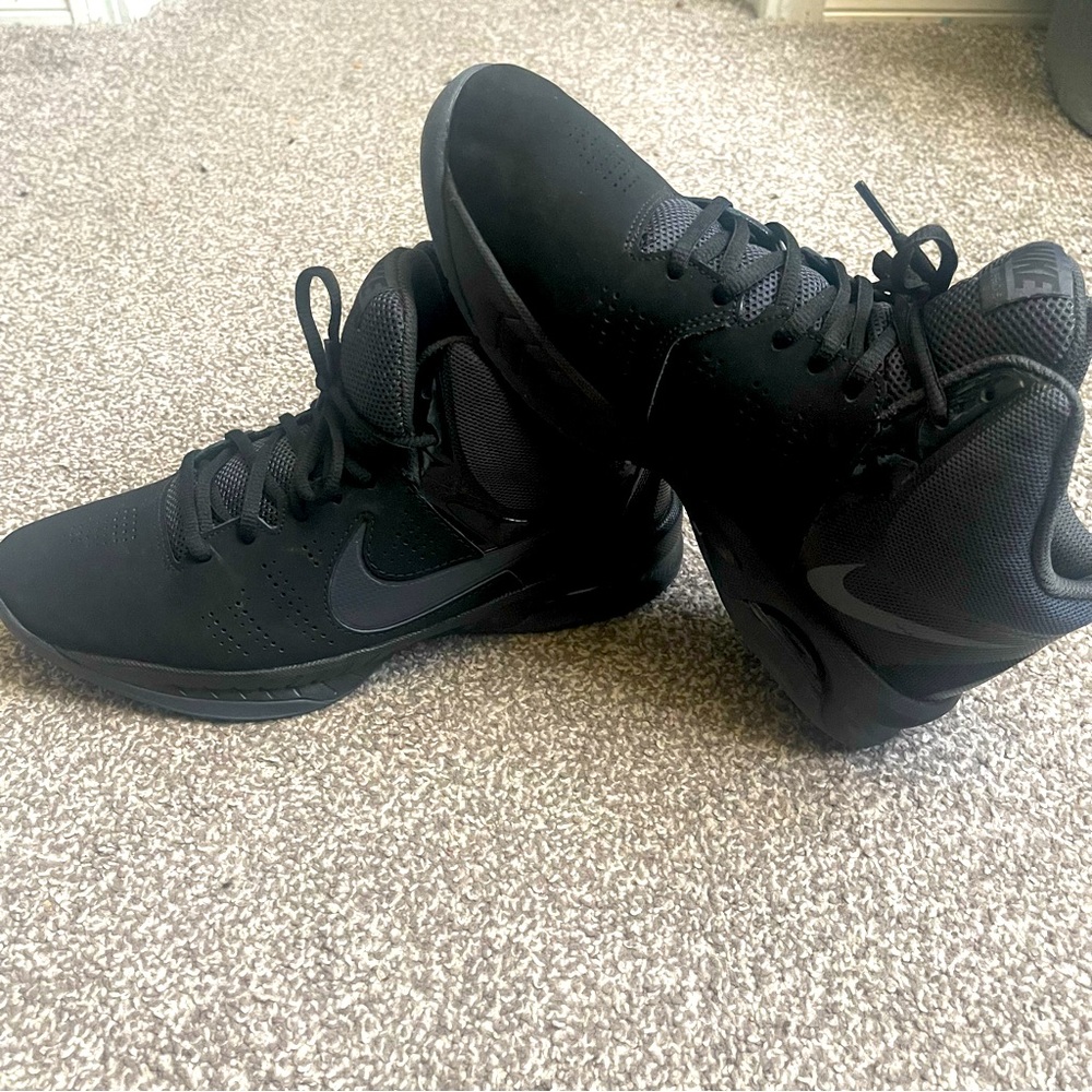 Men’s Nike Basketball Shoes Size 10. Lightly Worn. Very Clean.